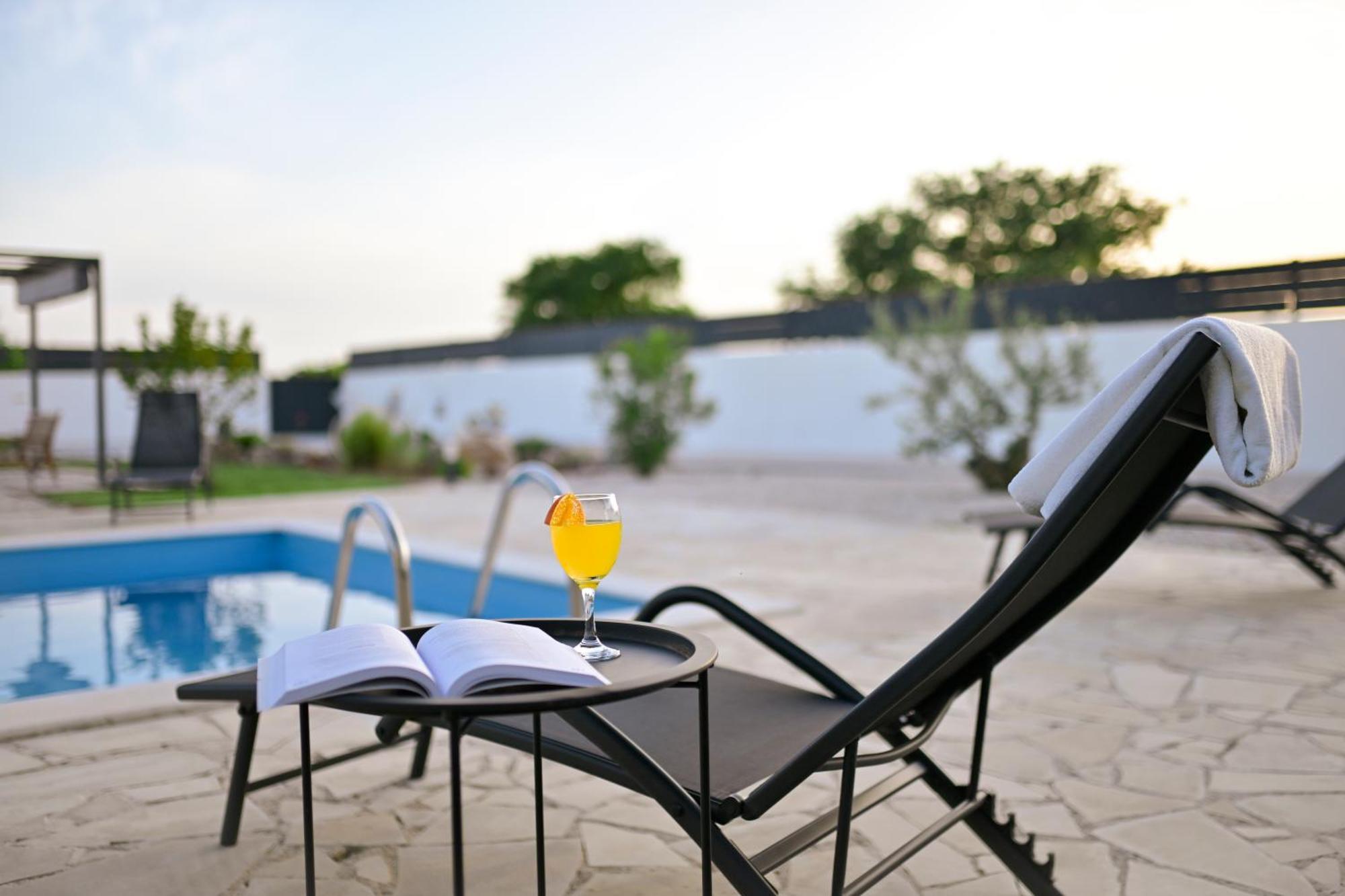 Apartment Amelie - With Pool And Sauna! Galovac  Экстерьер фото